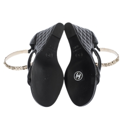 مملوكة مسبقًا صندل شانيل جلد أسود مزخرف بحزام كاحل كعب روكي مقاس 37.5