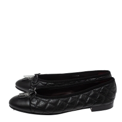مملوكة مسبقًا Chanel Black Quilted Leather CC Bow Cap Toe Ballet Flats Size 39