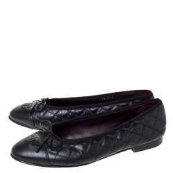 Pre Owned حذاء باليرينا فلات شانيل غطاء مقدمة فيونكة سي سي جلد مبطن أسود مقاس 40.5