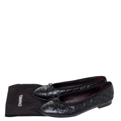 Pre Owned حذاء باليرينا فلات شانيل غطاء مقدمة فيونكة سي سي جلد مبطن أسود مقاس 40.5