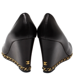 Pre Owned حذاء كعب عالي شانيل كعب روكي مقدمة مفتوحة مي سلسلة جلد أسود مقاس 38.5