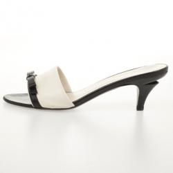 مملوكة مسبقًا Chanel Black &amp; White Leather CC Bow Mules Size 38.5