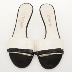 مملوكة مسبقًا Chanel Black &amp; White Leather CC Bow Mules Size 38.5