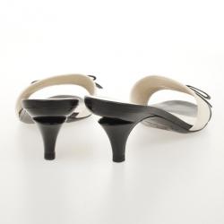 مملوكة مسبقًا Chanel Black &amp; White Leather CC Bow Mules Size 38.5