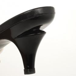 مملوكة مسبقًا Chanel Black &amp; White Leather CC Bow Mules Size 38.5