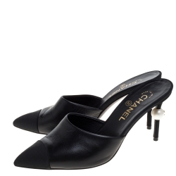 Pre Owned حذاء مولز شانيل سليب أون كعب مزخرف لؤلؤ صناعي CC كانفاس وجلد أسود/ بيج مقاس 35