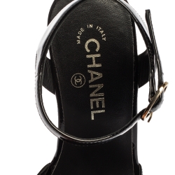 مملوكة مسبقًا صندل شانيل كعب روكي مقدمة مفتوحة مزخرف كاميليا جلد لامع أسود مقاس 38