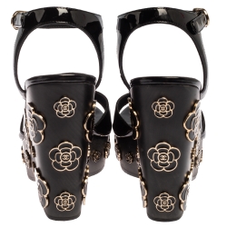 مملوكة مسبقًا صندل شانيل كعب روكي مقدمة مفتوحة مزخرف كاميليا جلد لامع أسود مقاس 38