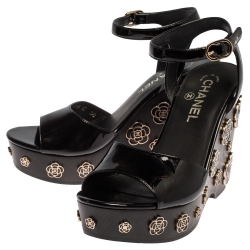 مملوكة مسبقًا صندل شانيل كعب روكي مقدمة مفتوحة مزخرف كاميليا جلد لامع أسود مقاس 38