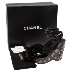 مملوكة مسبقًا صندل شانيل كعب روكي مقدمة مفتوحة مزخرف كاميليا جلد لامع أسود مقاس 38