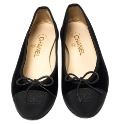 Pre Owned حذاء باليرينا فلات شانيل بفيونكة وغطاء مقدمة ذهبي ميتالك مقاس 38