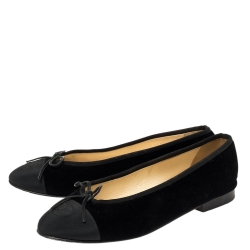 Pre Owned حذاء باليرينا فلات شانيل بفيونكة وغطاء مقدمة ذهبي ميتالك مقاس 38