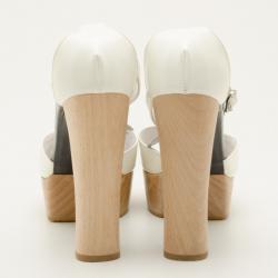 مملوكة مسبقًا Chanel White and Black Wooden Platform Sandals Size 40.5