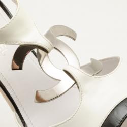 مملوكة مسبقًا Chanel White and Black Wooden Platform Sandals Size 40.5