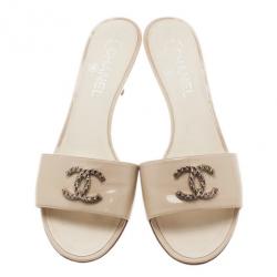 Pre Owned Chanel Cream Patent CC Slides Size 39.5