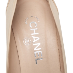 Pre Owned Chanel Beige And Black Leather CC Cap Toe Pumps Size 38