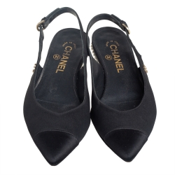 مملوكة مسبقًا صندل فلات شانيل بمقدمة ساتان ونعل قماش مرصع باللؤلؤ أسود مقاس 37