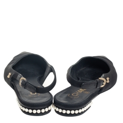 مملوكة مسبقًا صندل فلات شانيل بمقدمة ساتان ونعل قماش مرصع باللؤلؤ أسود مقاس 37