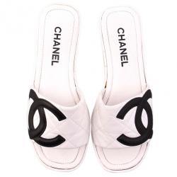 مملوكة مسبقًا Chanel White Leather CC Cambon Slides Size 38
