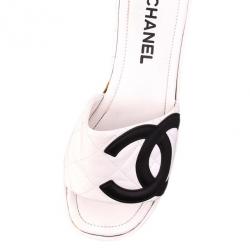 مملوكة مسبقًا Chanel White Leather CC Cambon Slides Size 38