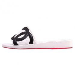 مملوكة مسبقًا Chanel White Leather CC Cambon Slides Size 38