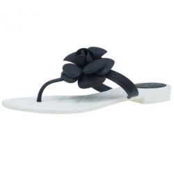 مملوكة مسبقًا Chanel Black Camellia Thong Sandals Size 37