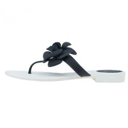 مملوكة مسبقًا Chanel Black Camellia Thong Sandals Size 37