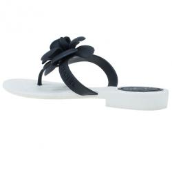 مملوكة مسبقًا Chanel Black Camellia Thong Sandals Size 37