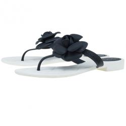 مملوكة مسب قًا Chanel Black Camellia Thong Sandals Size 37