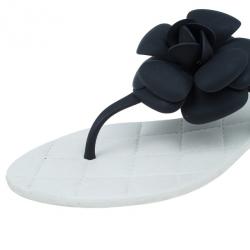 مملوكة مسبقًا Chanel Black Camellia Thong Sandals Size 37