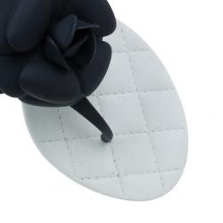 مملوكة مسبقًا Chanel Black Camellia Thong Sandals Size 37