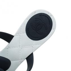 مملوكة مسبقًا Chanel Black Camellia Thong Sandals Size 37