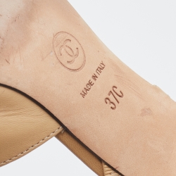 مملوكة مسبقًا Chanel Beige/Black Leather And Fabric CC Cap Toe Slingback Sandals Size 37