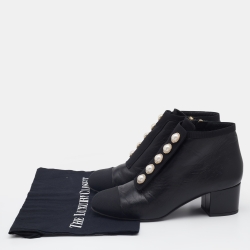 مملوكة مسبقًا Chanel Black Leather And Fabric Faux Pearl CC Cap Toe Ankle Length Boots Size 39