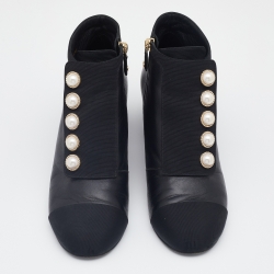 مملوكة مسبقًا Chanel Black Leather And Fabric Faux Pearl CC Cap Toe Ankle Length Boots Size 39