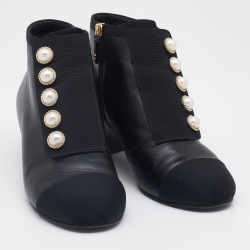 مملوكة مسبقًا Chanel Black Leather And Fabric Faux Pearl CC Cap Toe Ankle Length Boots Size 39