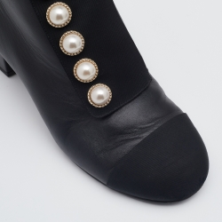 مملوكة مسبقًا Chanel Black Leather And Fabric Faux Pearl CC Cap Toe Ankle Length Boots Size 39