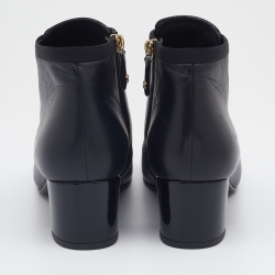 مملوكة مسبقًا Chanel Black Leather And Fabric Faux Pearl CC Cap Toe Ankle Length Boots Size 39
