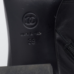 مملوكة مسبقًا Chanel Black Leather And Fabric Faux Pearl CC Cap Toe Ankle Length Boots Size 39