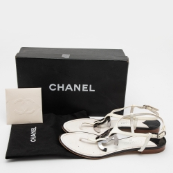 Chanel White/Black Patent Leather CC Thong Flat Sandals Size 39