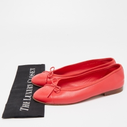 مملوكة مسبقًا حذاء باليرينا فلات شانيل جلد ذهبي ميتاليك مقدمة ذهبية مزينة سي سي بفيونكة مقاس 37