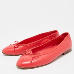 مملوكة مسبقًا حذاء باليرينا فلات شانيل جلد ذهبي ميتاليك مقدمة ذهبية مزينة سي سي بفيونكة مقاس 37