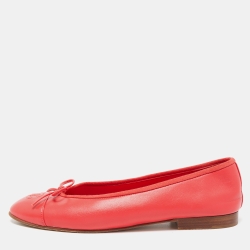 مملوكة مسبقًا حذاء باليرينا فلات شانيل جلد ذهبي ميتاليك مقدمة ذهبية مزينة سي سي بفيونكة مقاس 37