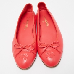 مملوكة مسبقًا حذاء باليرينا  فلات شانيل جلد ذهبي ميتاليك مقدمة ذهبية مزينة سي سي بفيونكة مقاس 37