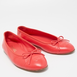 مملوكة مسبقًا حذاء باليرينا فلات شانيل جلد ذهبي ميتاليك مقدمة ذهبية مزينة سي سي بفيونكة مقاس 37