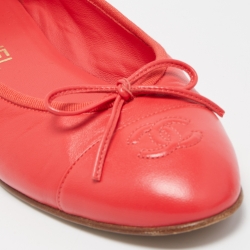 مملوكة مسبقًا حذاء باليرينا فلات شانيل جلد ذهبي ميتاليك مقدمة ذهبية مزينة سي سي بفيونكة مقاس 37