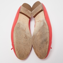 مملوكة مسبقًا حذاء باليرينا فلات شانيل جلد ذهبي ميتاليك مقدمة ذهبية مزينة سي سي بفيونكة مقاس 37