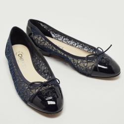 Pre Owned Chanel Blue Two Tone Lace and Patent Leather CC Cap Toe Ballet Flats Size 39