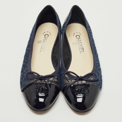 Pre Owned Chanel Blue Two Tone Lace and Patent Leather CC Cap Toe Ballet Flats Size 39