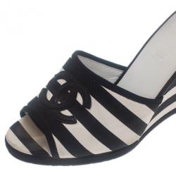 مملوكة مسبقًا Chanel Black and White Striped Canvas Wedge Slides Size 38